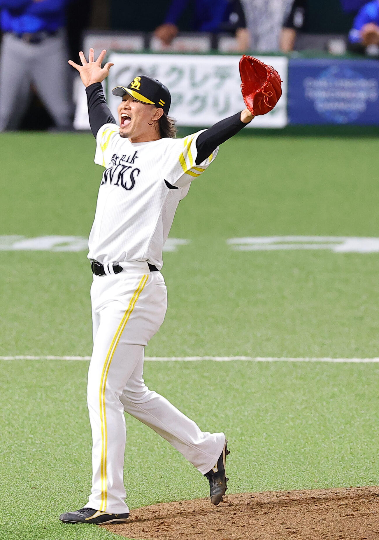 ソフトバンク対DeNA　日本シリーズを制し雄たけびを上げる杉山一樹（撮影・上田博志）