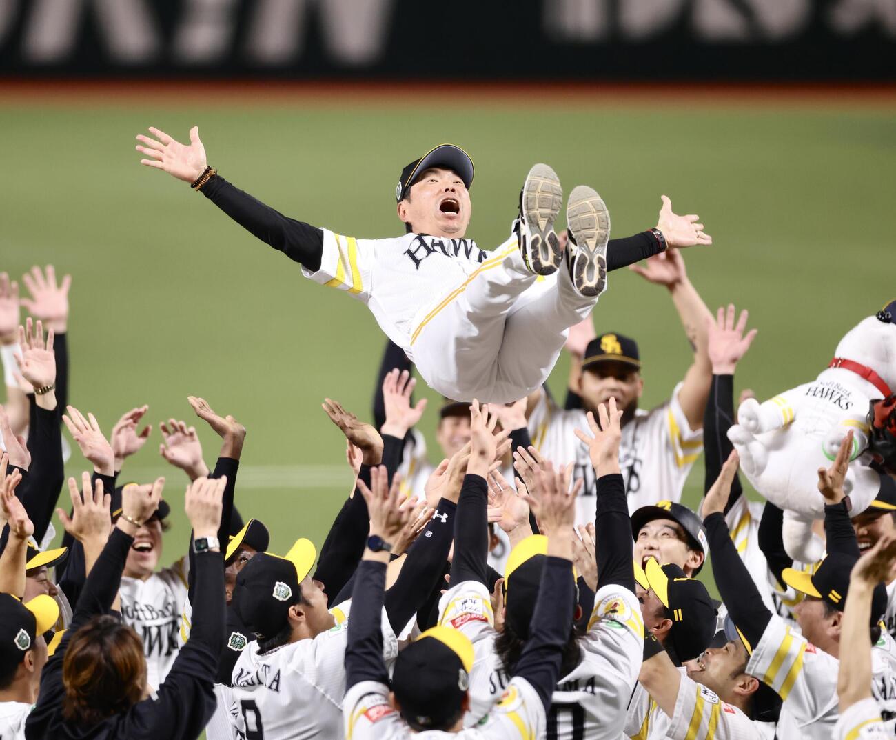 ソフトバンク対DeNA　日本シリーズ優勝を果たし、ナインから胴上げの祝福を受けるソフトバンク小久保裕紀監督（撮影・河田真司）