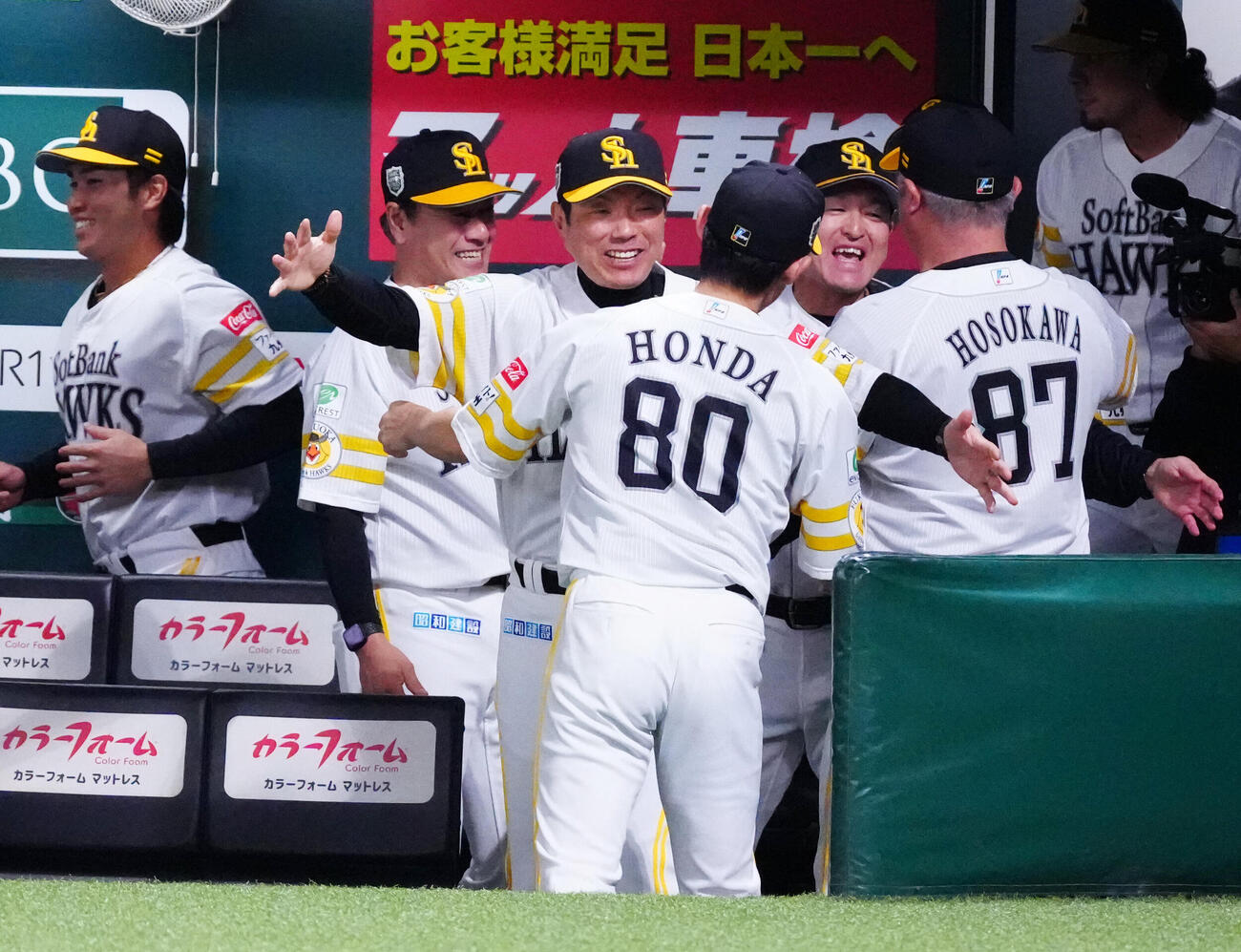 ソフトバンク対DeNA　優勝を決め、ソフトバンクコーチ陣と喜ぶ小久保裕紀監督（撮影・江口和貴）