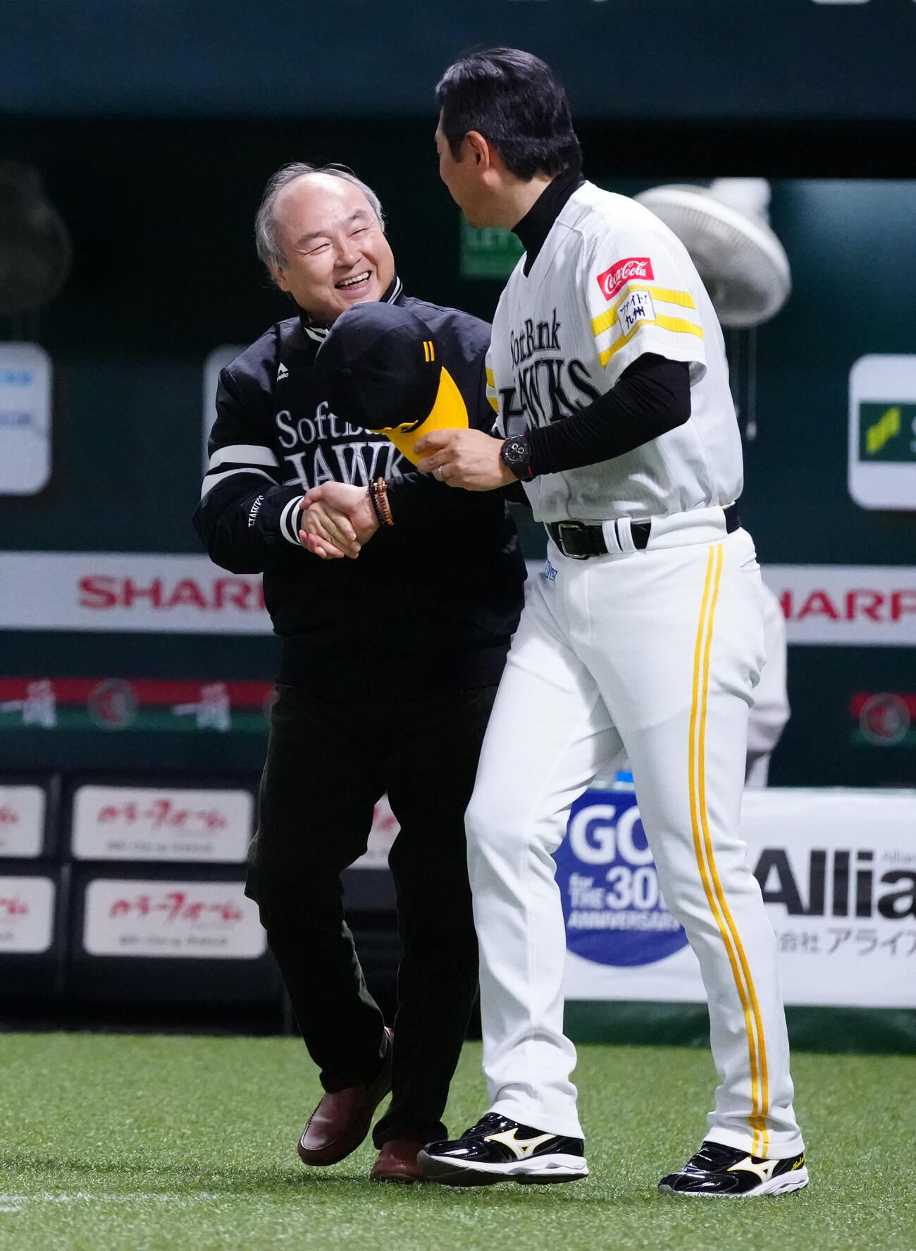 ソフトバンク対DeNA　優勝を決め、握手を交わすソフトバンク孫正義オーナー（左）と小久保裕紀監督（撮影・江口和貴）