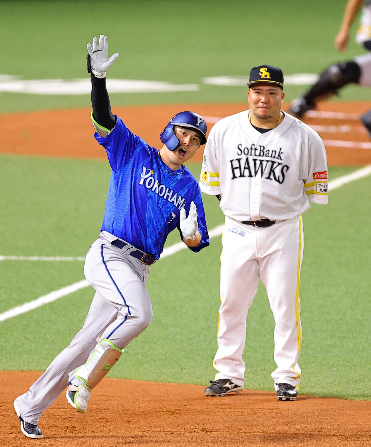 ソフトバンク対DeNA 1回表DeNA1死一塁、佐野恵太（左）は先制2点本塁打を放つ。右は山川穂高（撮影・上田博志）