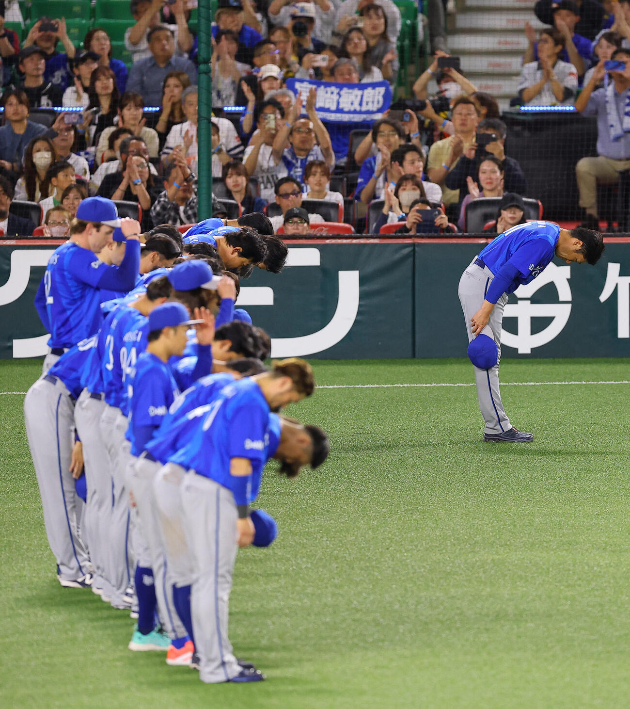 ソフトバンク対DeNA　シーズン終了のあいさつをするDeNA相川亮二監督（右）とナイン（撮影・上田博志）