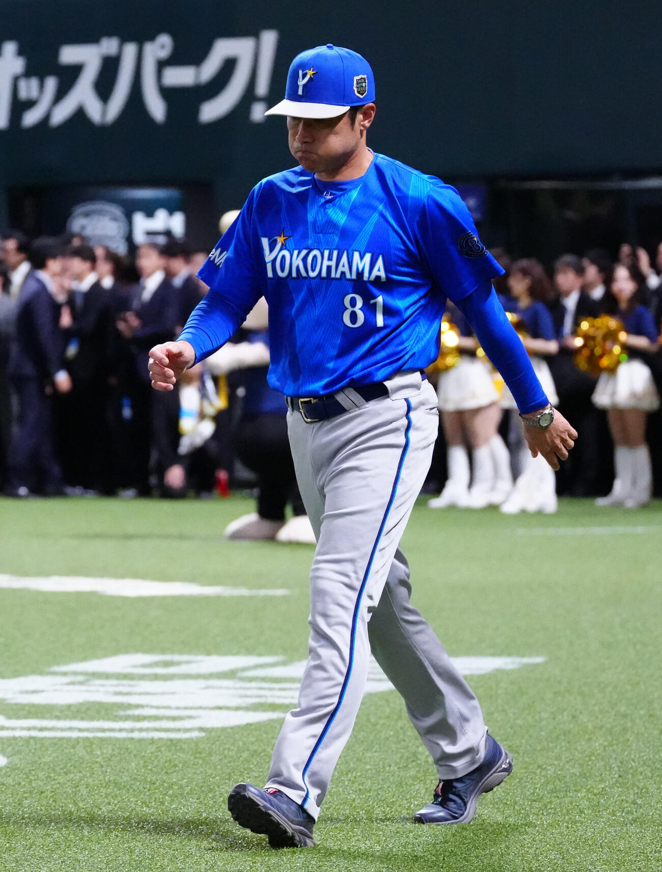 ソフトバンク対DeNA　ソフトバンクに敗れ、DeNAファンへあいさつに向かう相川亮二監督（撮影・江口和貴）