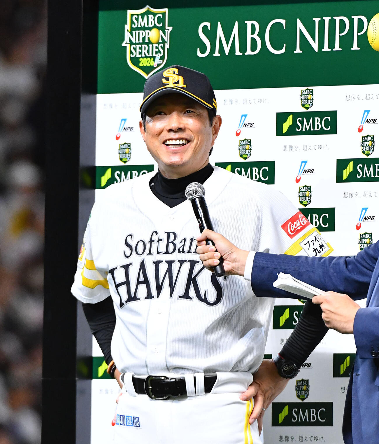 ソフトバンク対DeNA　日本一を達成し、笑顔でインタビューを受けるソフトバンク小久保裕紀監督（撮影・岩下翔太）