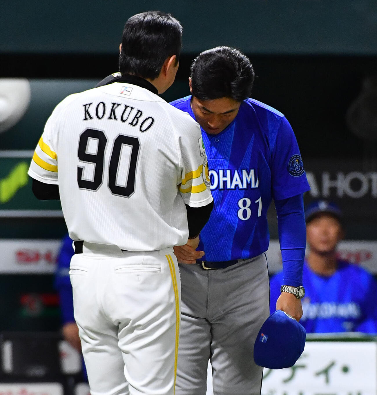 ソフトバンク対DeNA　日本シリーズで敗れ、ソフトバンク小久保裕紀監督（左）と握手を交わすDeNA相川亮二監督（撮影・岩下翔太）