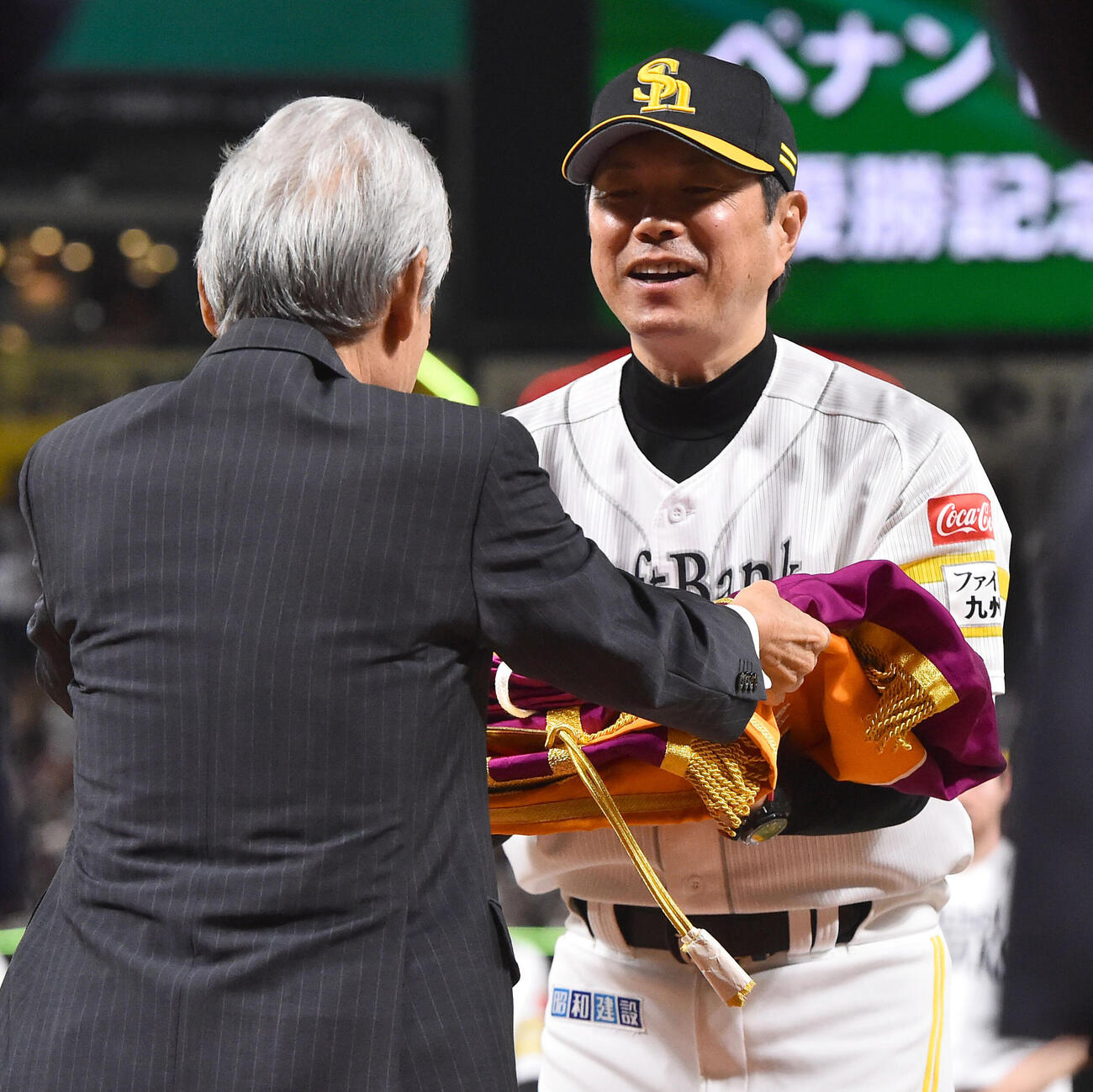 日本シリーズを制し、ペナントを授与されるソフトバンク小久保裕紀監督（撮影・岩下翔太）