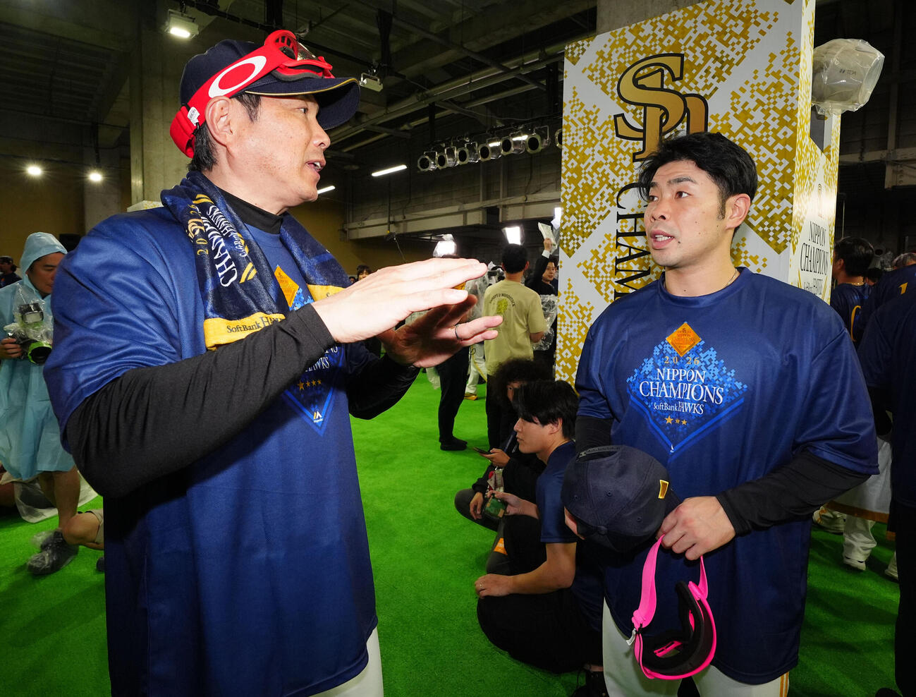 祝勝会開始前に近藤健介（右）と話すソフトバンク小久保裕紀監督（撮影・江口和貴）
