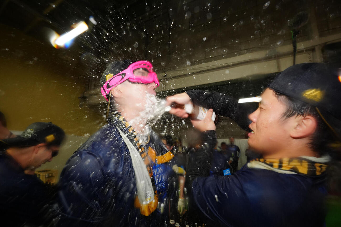 祝勝会で上沢直之（左）にビールをかけるソフトバンク海野隆司（撮影・江口和貴）