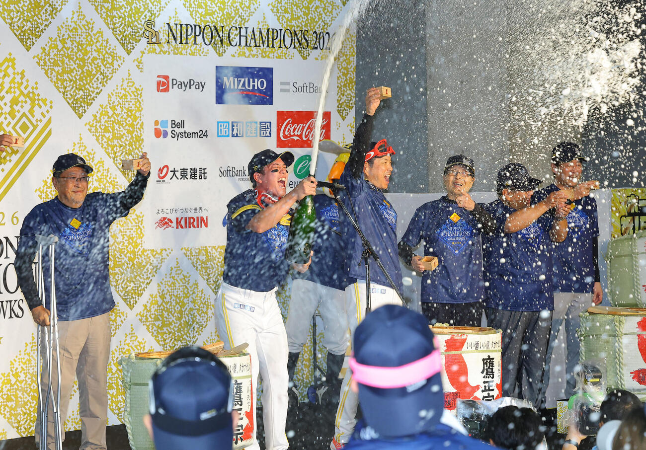 ソフトバンク栗原陵矢（左から2人目）の音頭で祝勝会がスタート（撮影・上田博志）