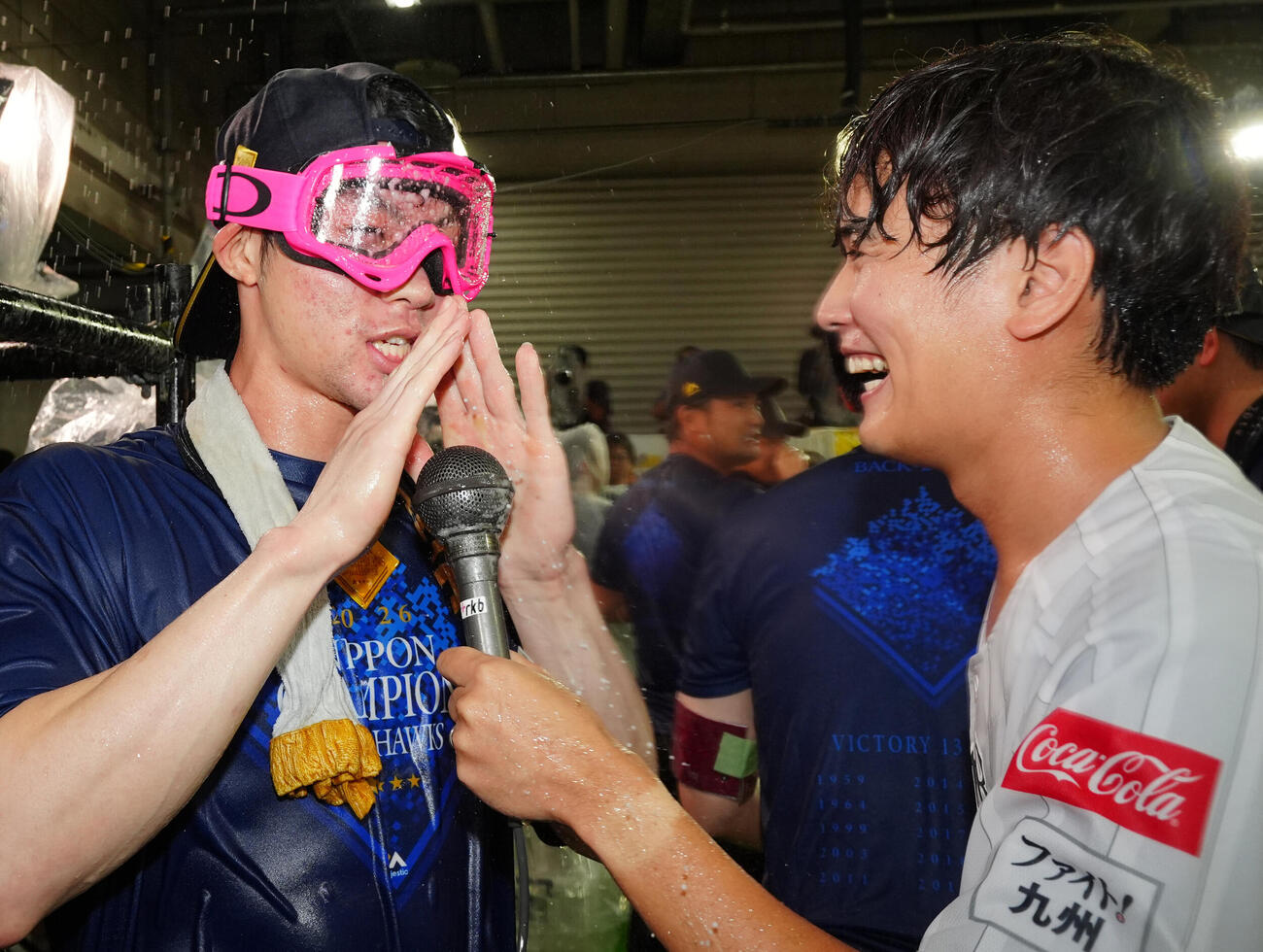 祝勝会でインタビューを受けるソフトバンク庄子雄大（左）（撮影・江口和貴）