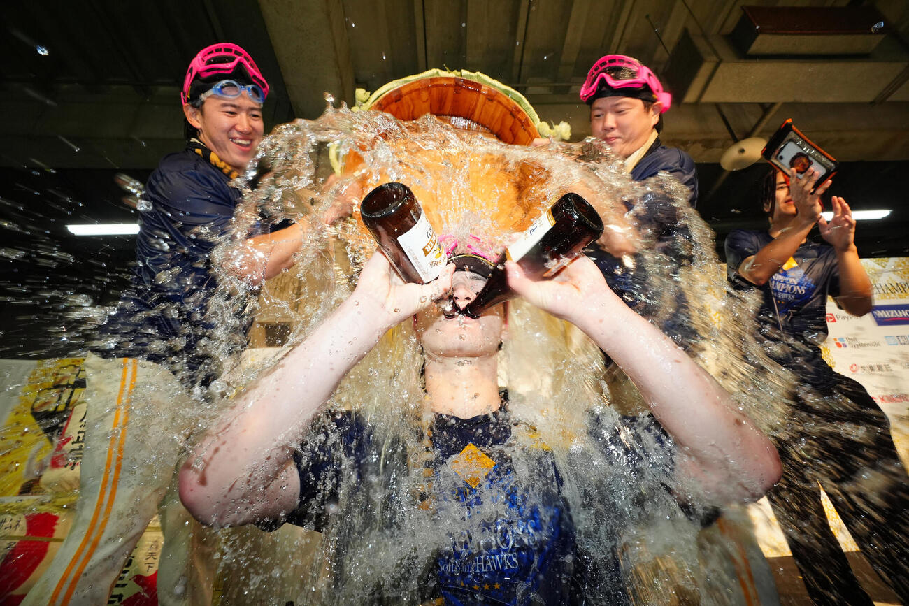 祝勝会で樽酒を浴びるソフトバンク正木智也（撮影・江口和貴）