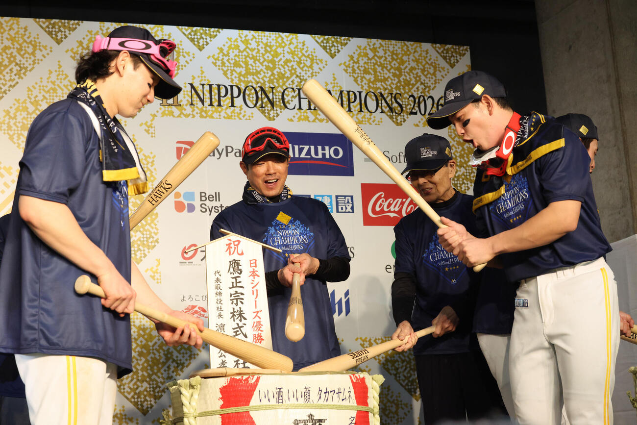 祝勝会で鏡開きを行う左から正木智也、小久保裕紀監督、王貞治会長、栗原陵矢（撮影・梅根麻紀）