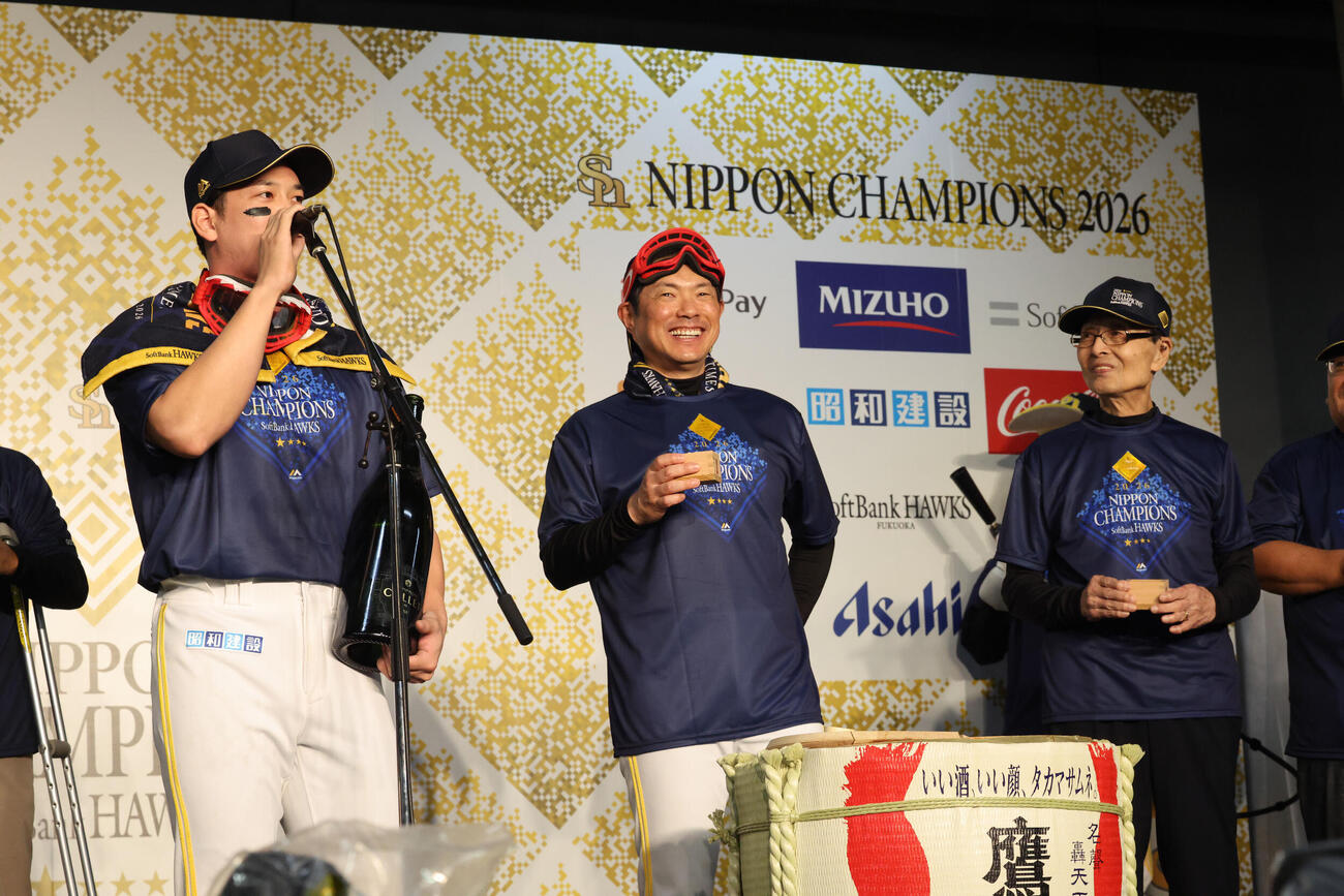 祝勝会であいさつをするソフトバンク栗原陵矢（左）（撮影・梅根麻紀）