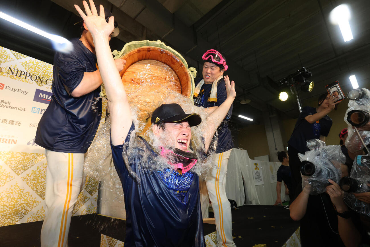 祝勝会でたる酒を浴びるソフトバンク鈴木豪太（撮影・梅根麻紀）