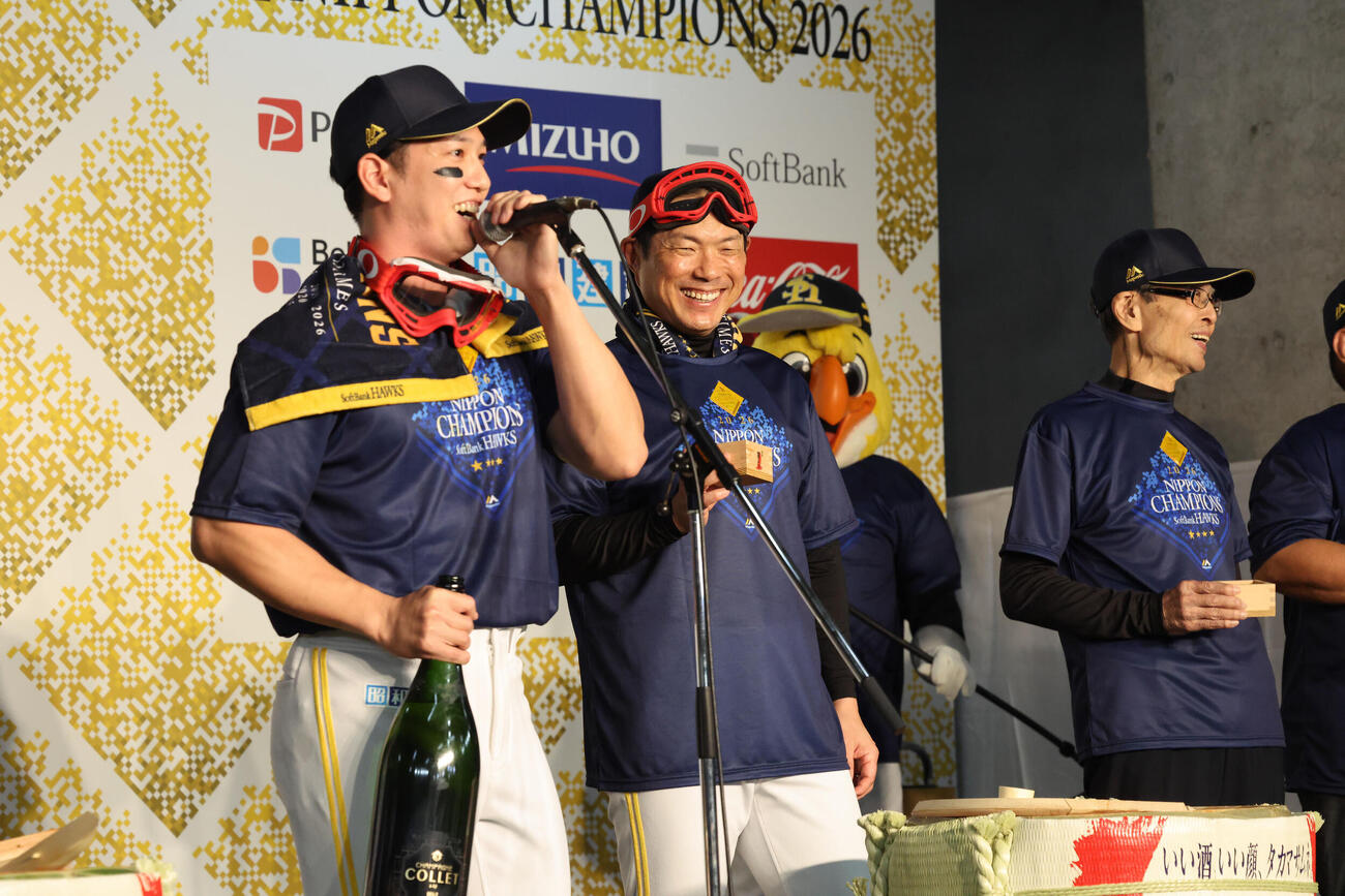 祝勝会であいさつをするソフトバンク栗原陵矢（左）（撮影・梅根麻紀）