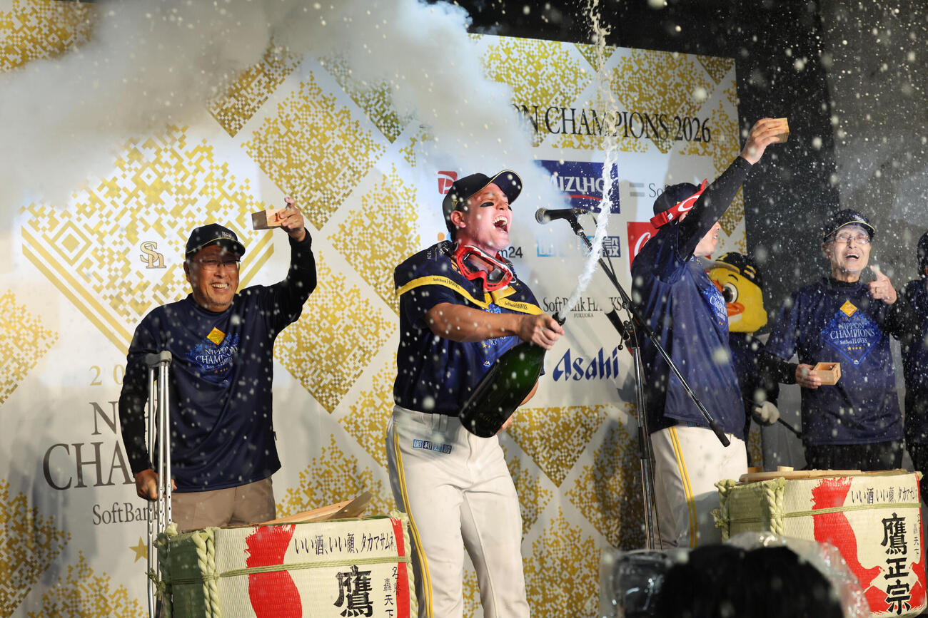日本一の祝勝会に臨むソフトバンク栗原陵矢（中央）（撮影・梅根麻紀）