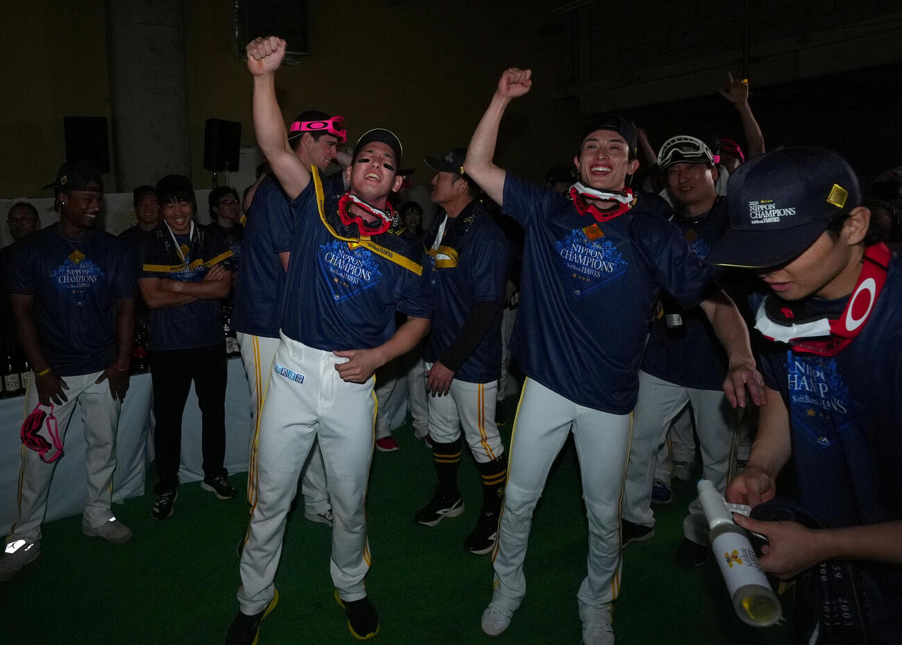 祝勝会のオープニングで盛り上がるソフトバンク栗原陵矢（左）と周東佑京（撮影・江口和貴）