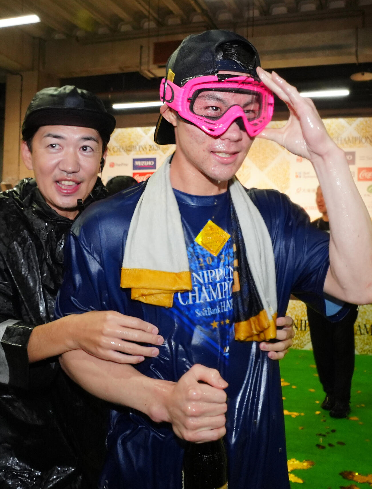 祝勝会に臨むソフトバンク庄子雄大（右）（撮影・江口和貴）