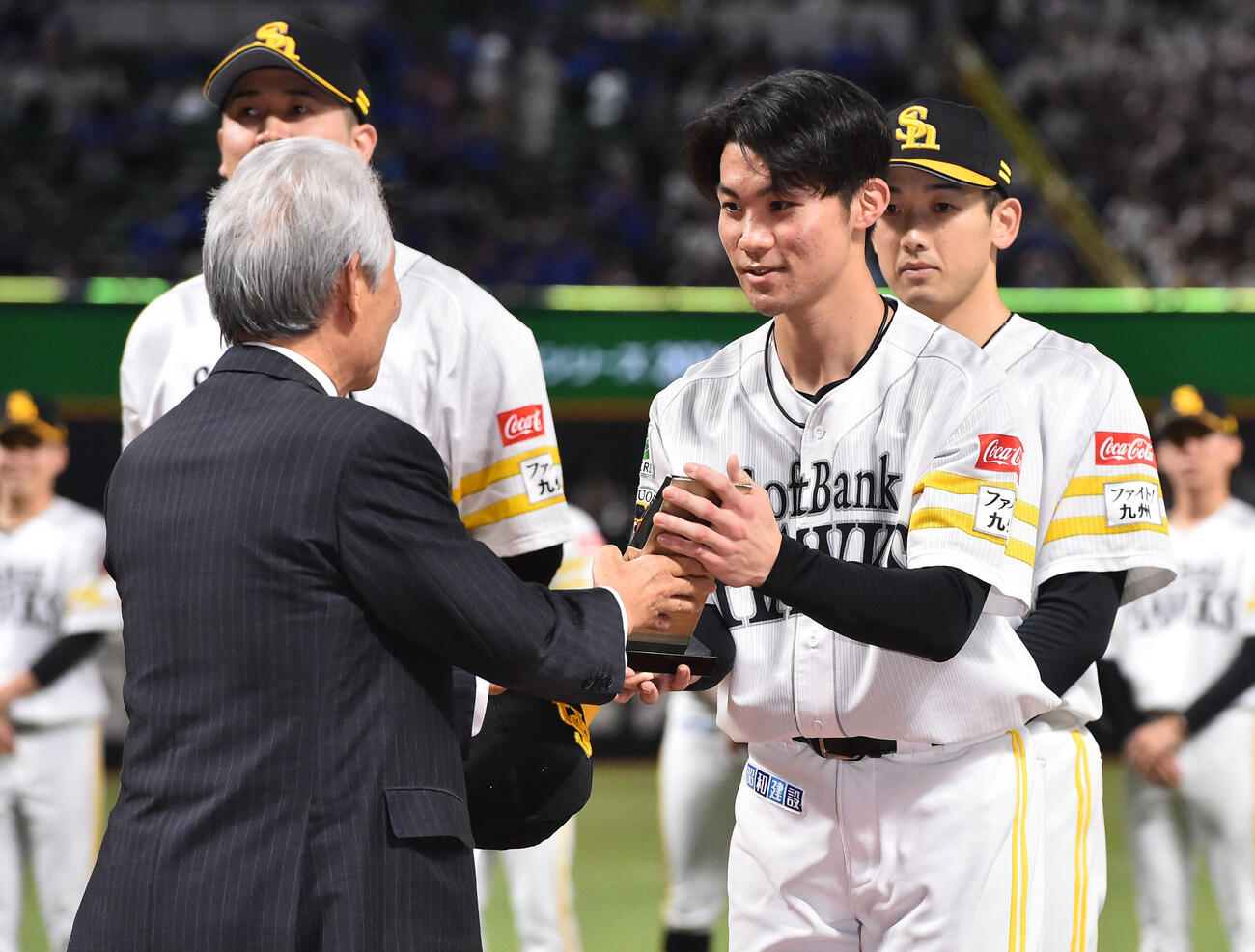 日本シリーズの優秀選手賞を受賞し、トロフィーを授与されるソフトバンク庄子雄大（撮影・岩下翔太）