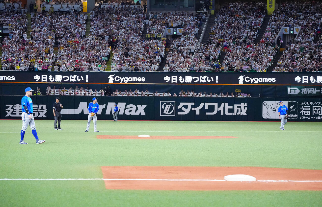 ソフトバンク対DeNA 4回裏ソフトバンク2死三塁、打者柳田悠岐時の内野シフト（撮影・江口和貴）