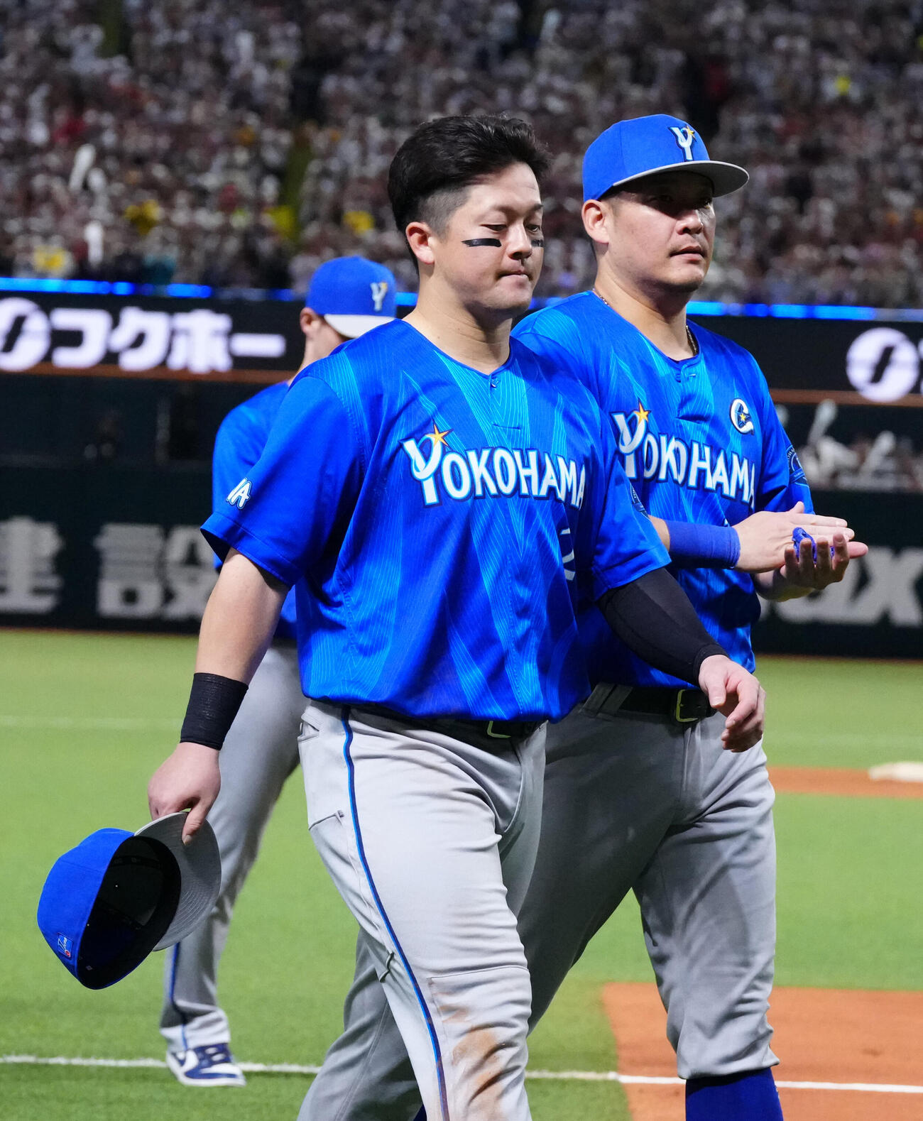 ソフトバンク対DeNA DeNAファンへのあいさつを終え、引き揚げるDeNA牧秀悟（左）と筒香嘉智（撮影・江口和貴）