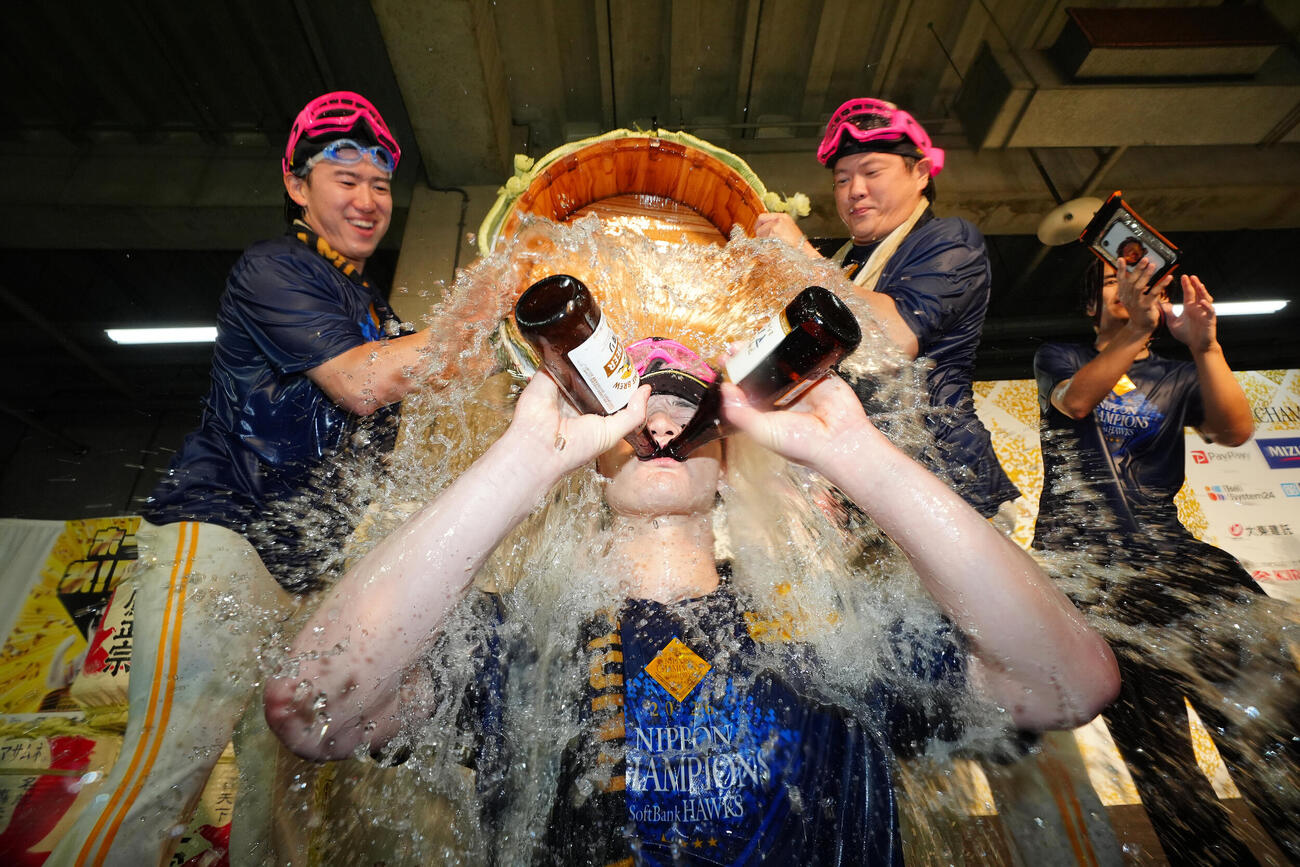 祝勝会でたる酒を浴びるソフトバンク正木智也（撮影・江口和貴）