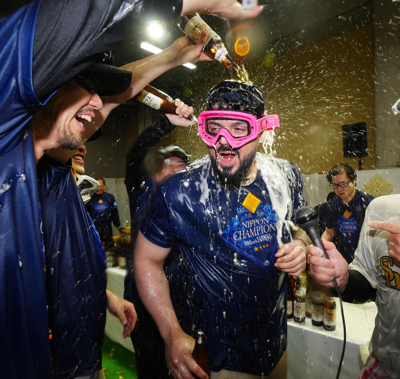 祝勝会でビールをかけられるソフトバンクのロベルト・オスナ（撮影・江口和貴）