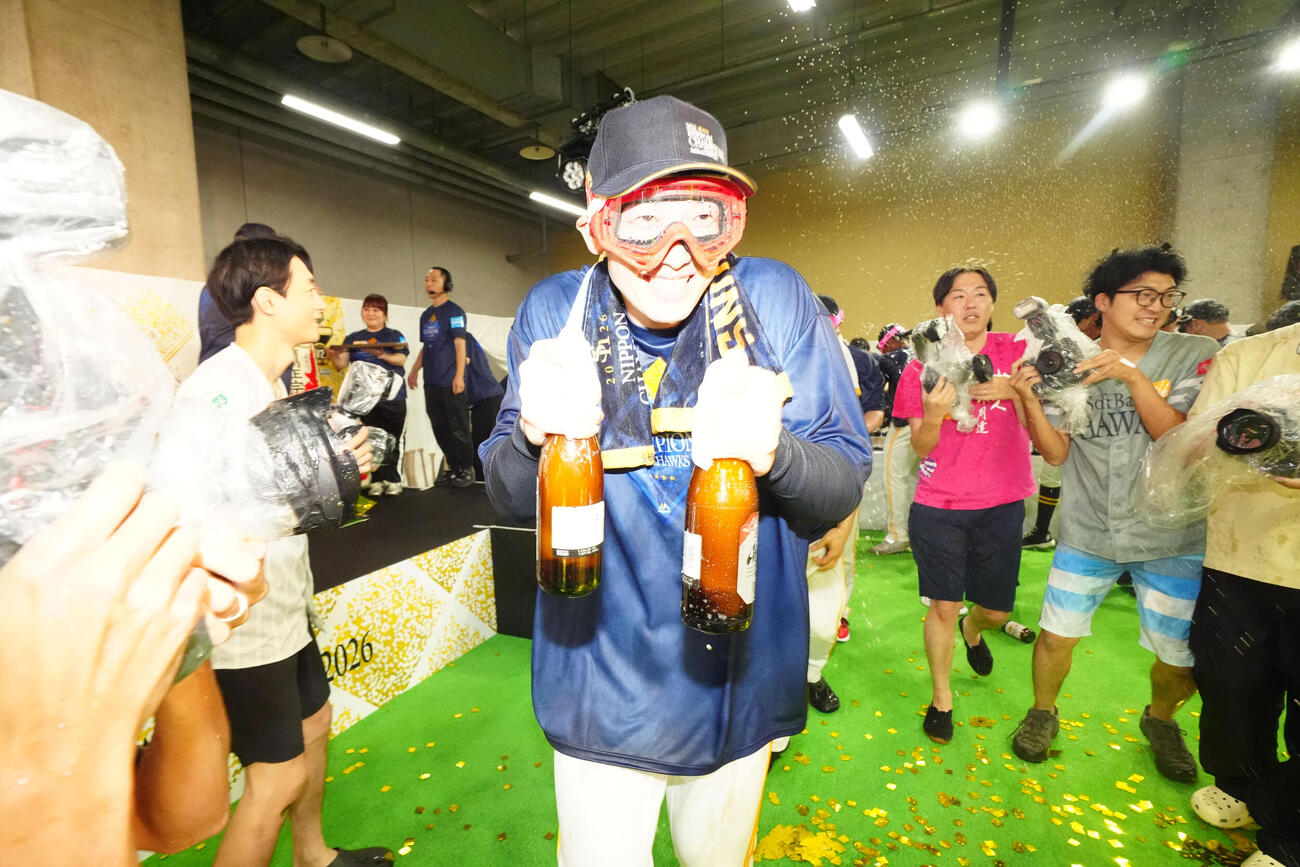 日本一の祝勝会を楽しむソフトバンク正木智也（撮影・江口和貴）