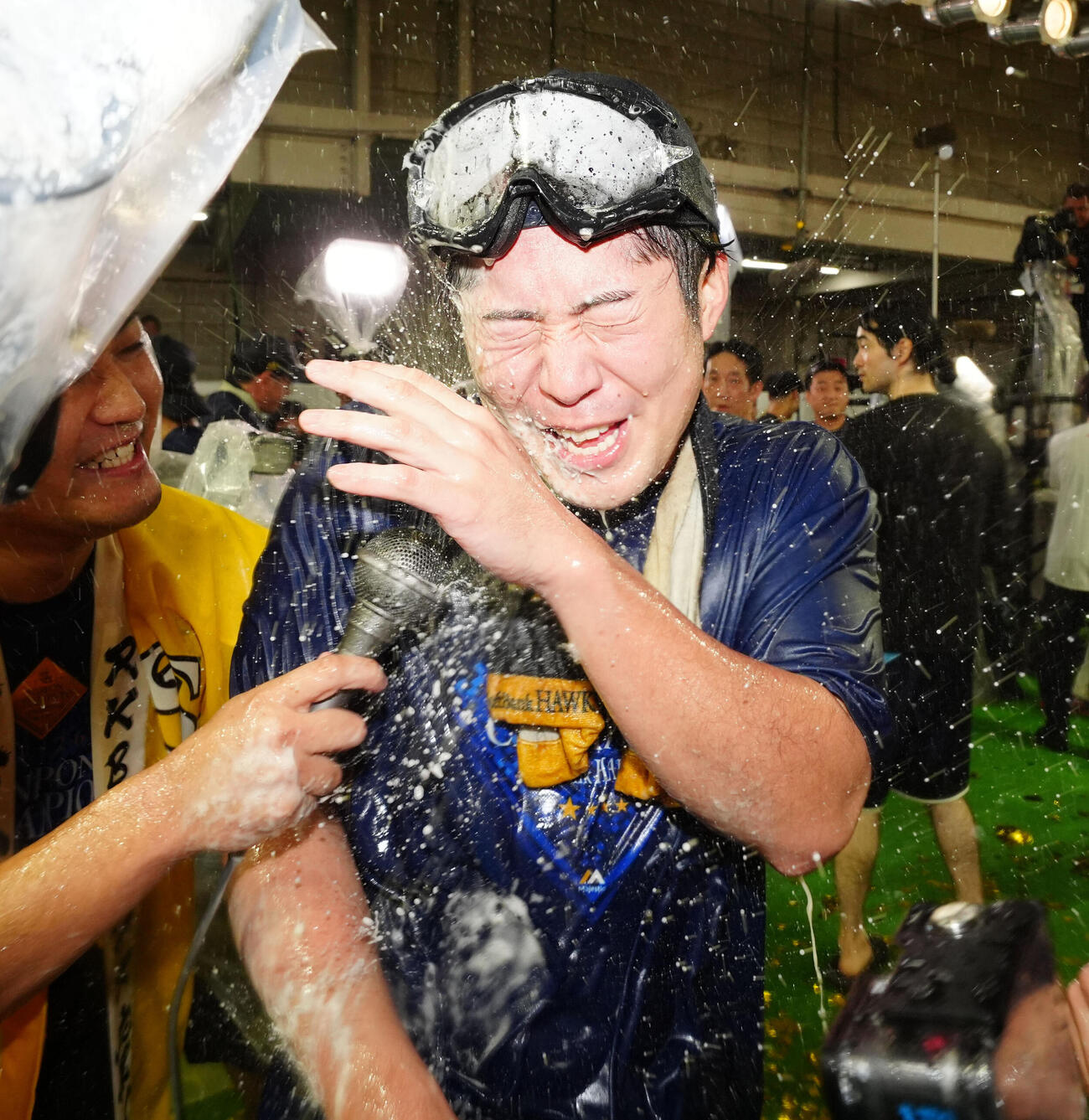 祝勝会でビールをかけられるソフトバンク川村友斗（撮影・江口和貴）