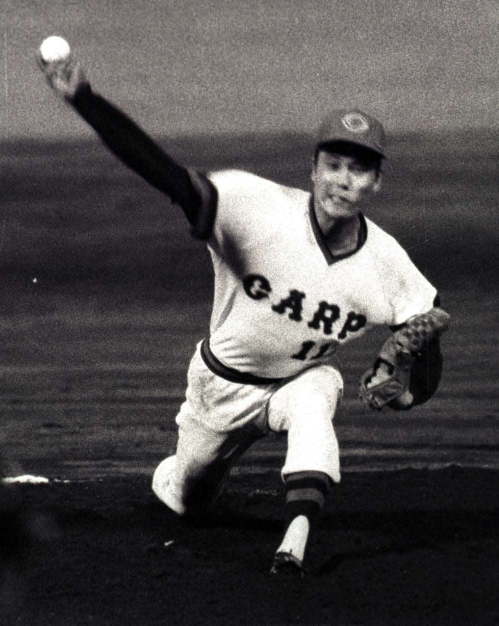 1975年、投球する広島時代の池谷公二郎さん