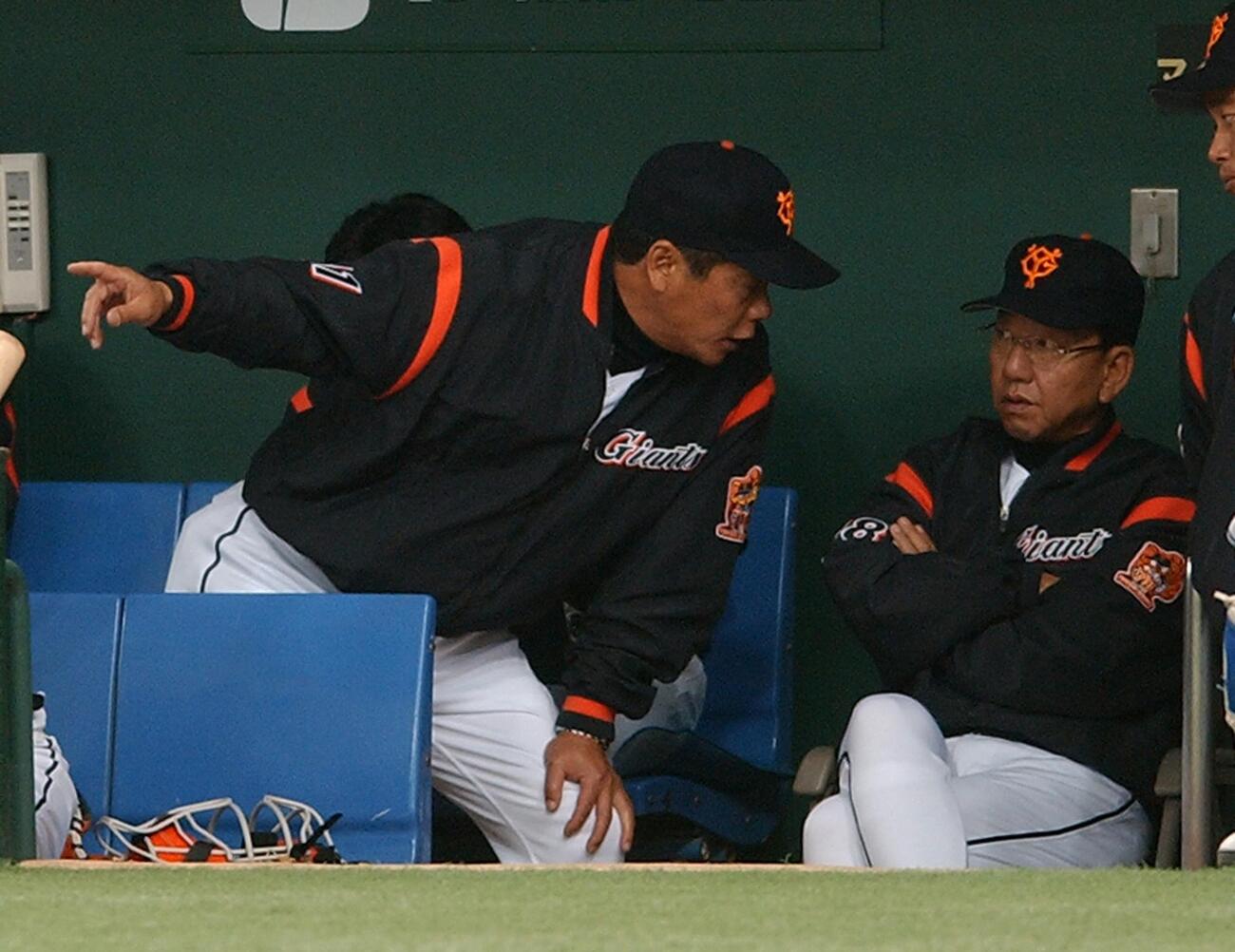 2004年、巨人コーチ時代、ベンチで巨人・堀内恒夫監督（右）と話す池谷公二郎さん