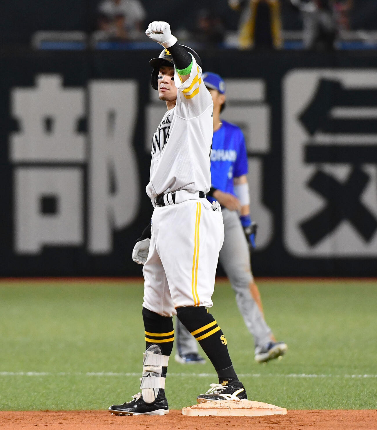 26年10月27日　ソフトバンク対DeNA 9回裏ソフトバンク2死二塁、右前へ同点適時打を放ち、ガッツポーズする牧原大成（撮影・岩下翔太）