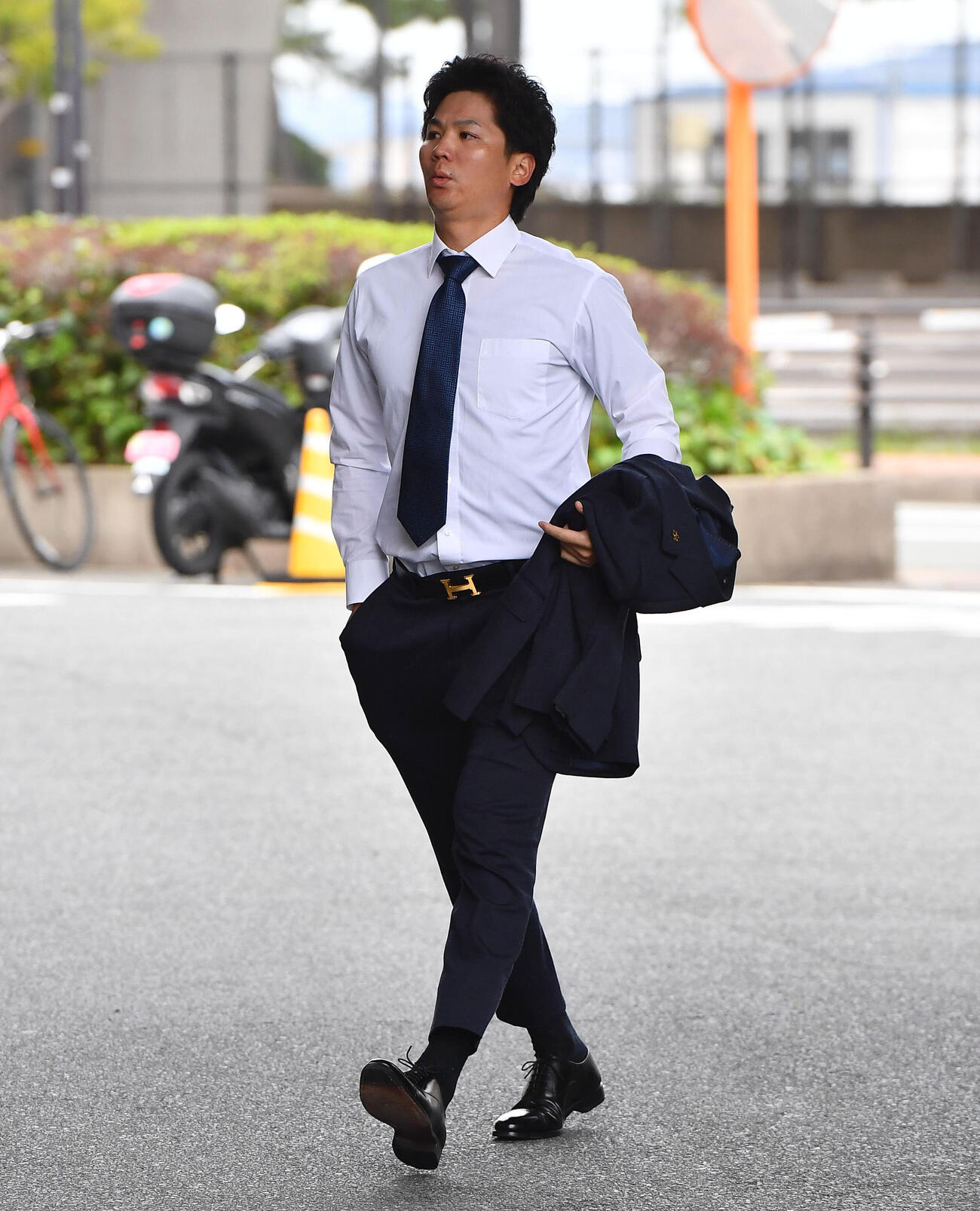 球団事務所に向かうソフトバンク緒方理貢（撮影・岩下翔太）