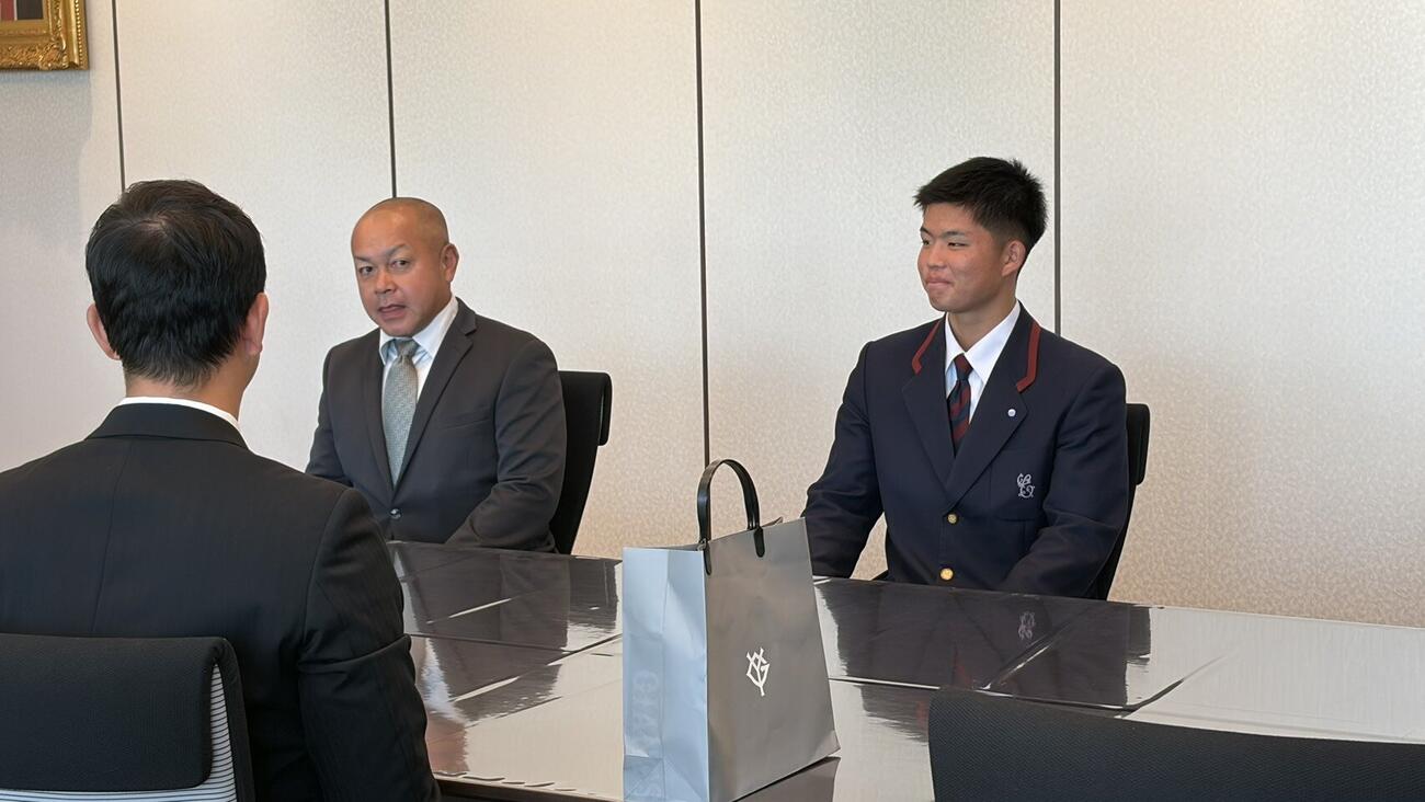 指名あいさつを受けた巨人ドラフト4位指名の智弁学園・杉本真滉