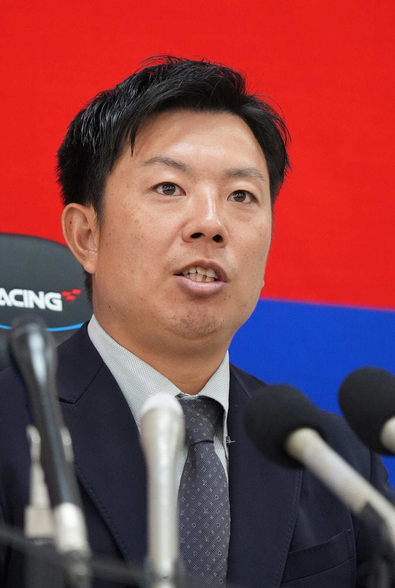 契約交渉を終え会見する中日松葉貴大（撮影・森本幸一）