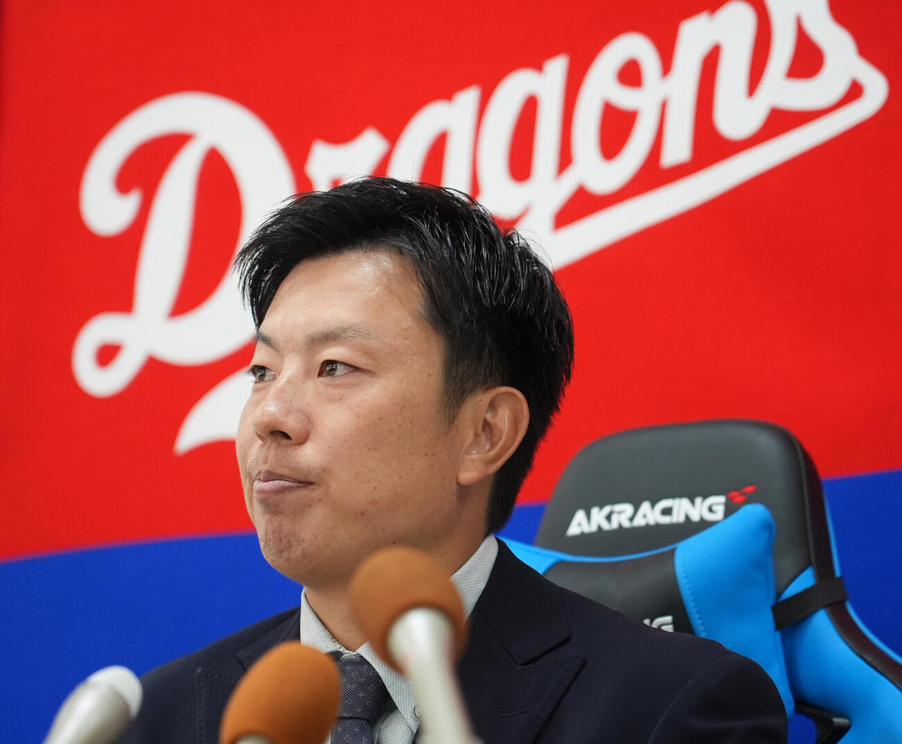 契約交渉を終え会見する中日松葉貴大（撮影・森本幸一）