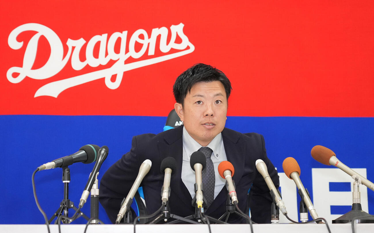 契約交渉を終え会見の席に着く中日松葉貴大（撮影・森本幸一）