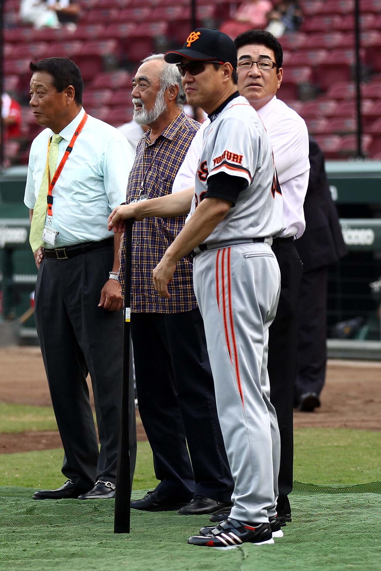 試合前に練習を見守る左から、池谷公二郎氏、安仁屋宗八氏、原辰徳監督、山本孝二氏（2011年撮影）