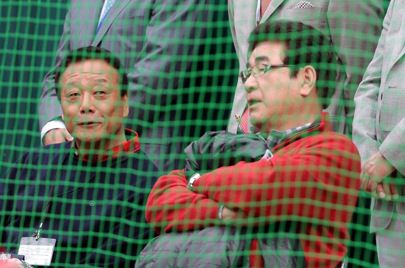 2015年、広島秋季キャンプでブルペンの投球を見つめる池谷公二郎さんと山本浩二氏（撮影・藤尾明華）