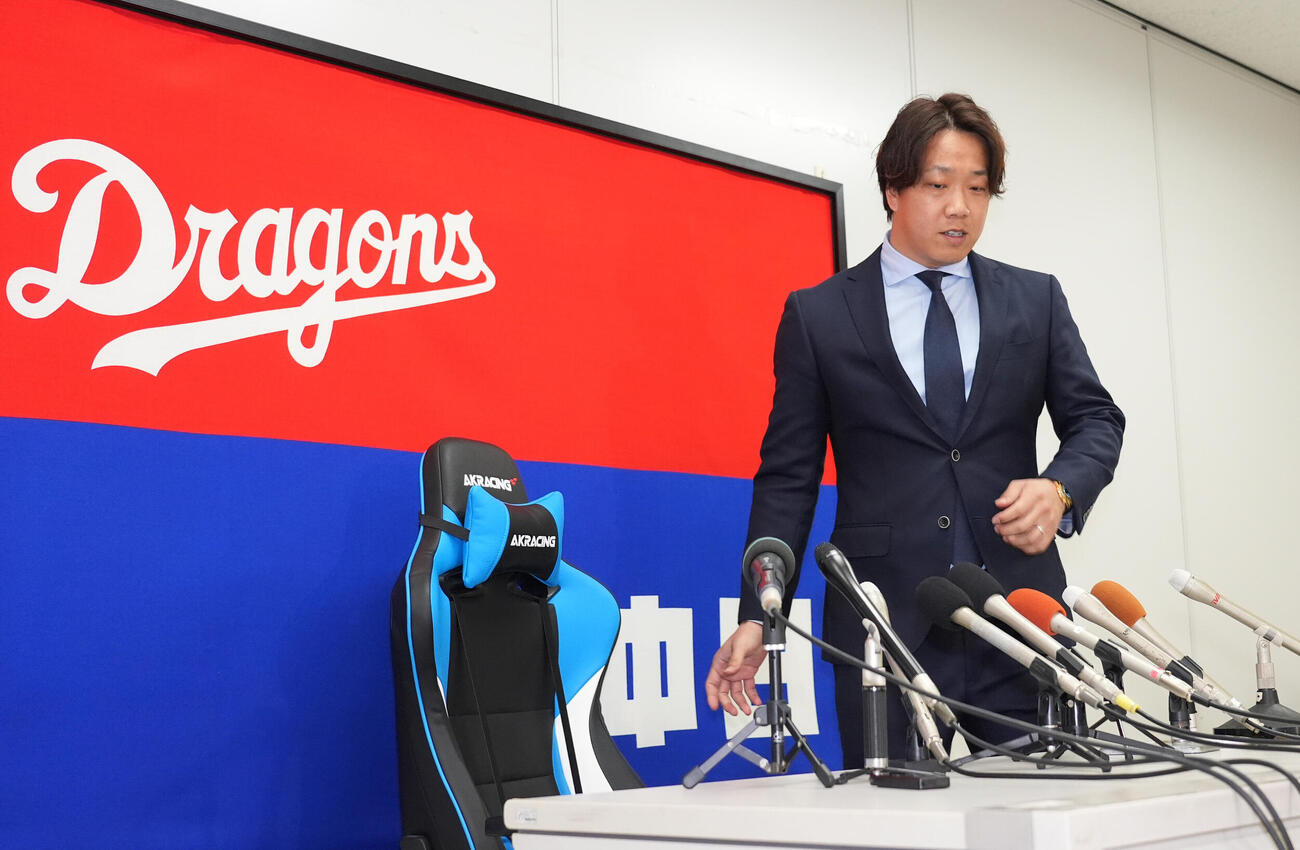 契約交渉を終え会見場の席に着く柳裕也（撮影・森本幸一）