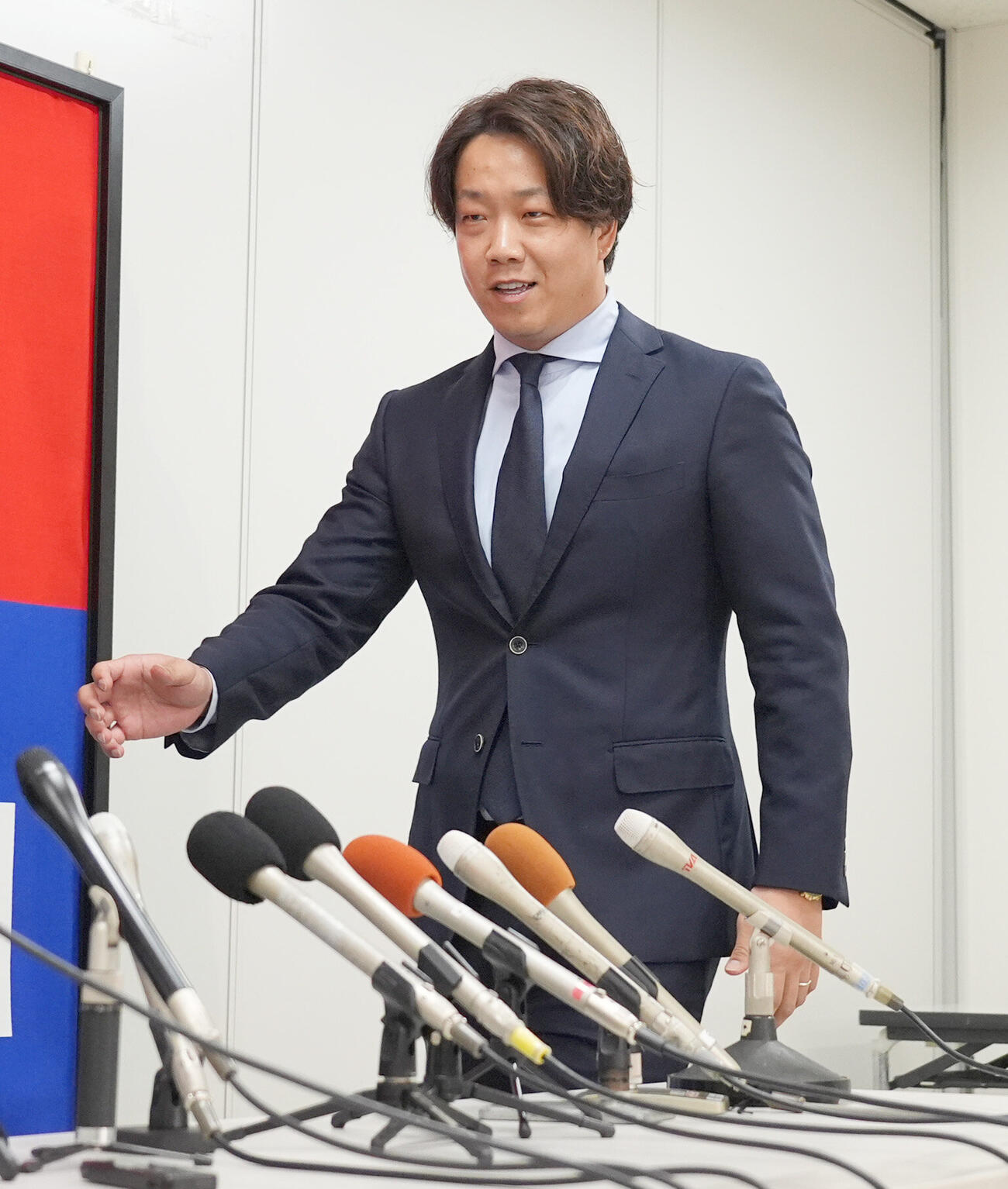 契約交渉を終え会見場の席に着く柳裕也（撮影・森本幸一）