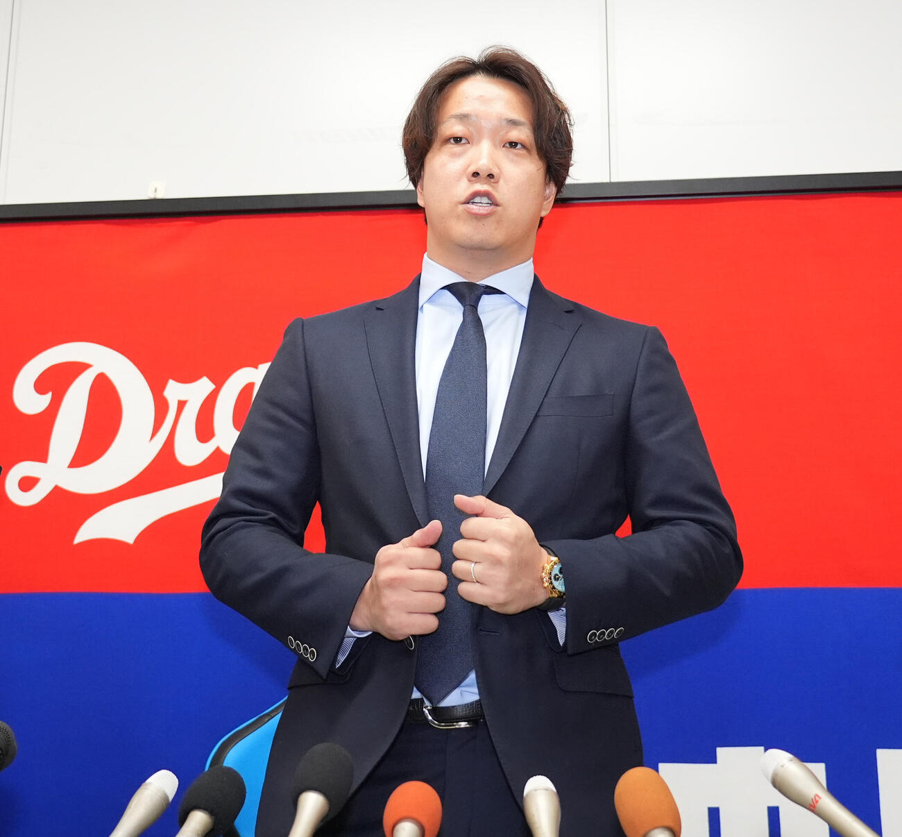 契約交渉を終え会見後、取材に応じる柳裕也（撮影・森本幸一）