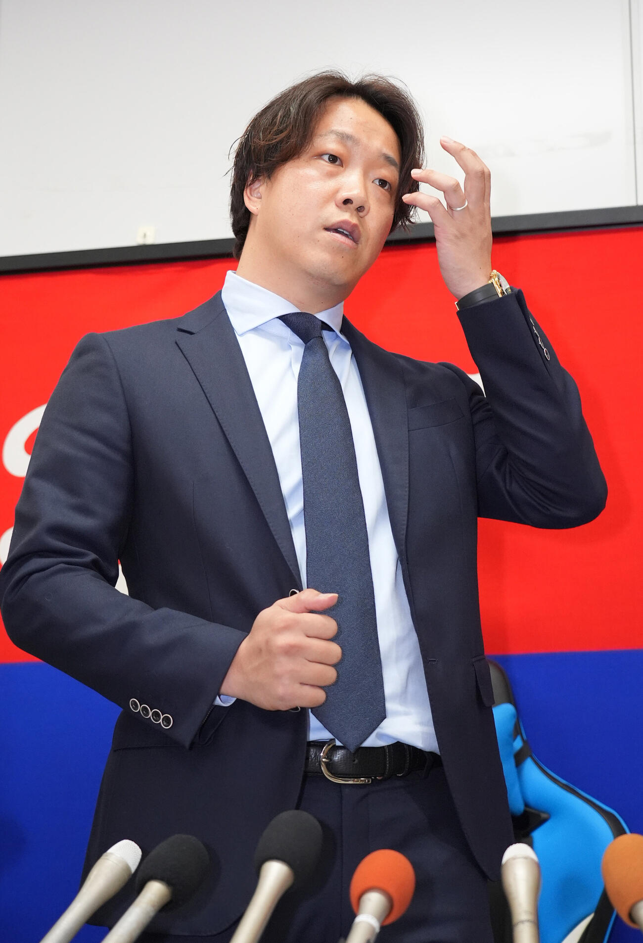 契約交渉を終え会見後、取材に応じる柳裕也（撮影・森本幸一）