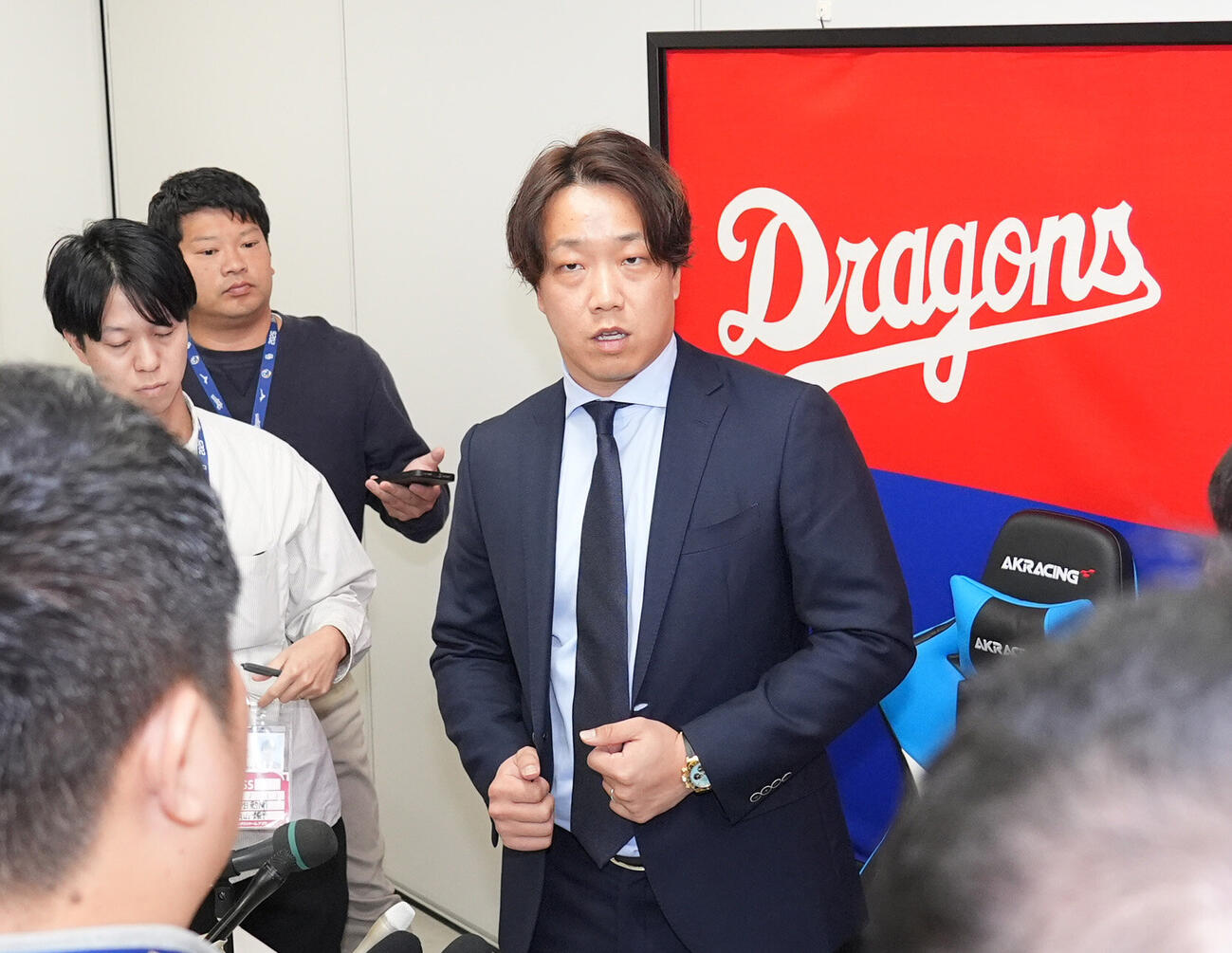 契約交渉を終え会見後、取材に応じる柳裕也（撮影・森本幸一）