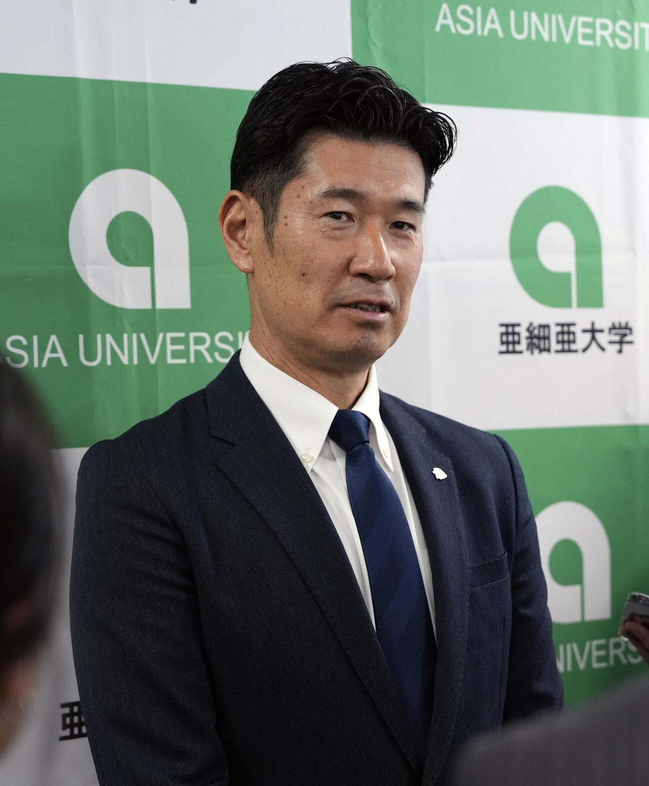 囲み取材に応じる西武広池浩司球団本部長（撮影・小島史椰）