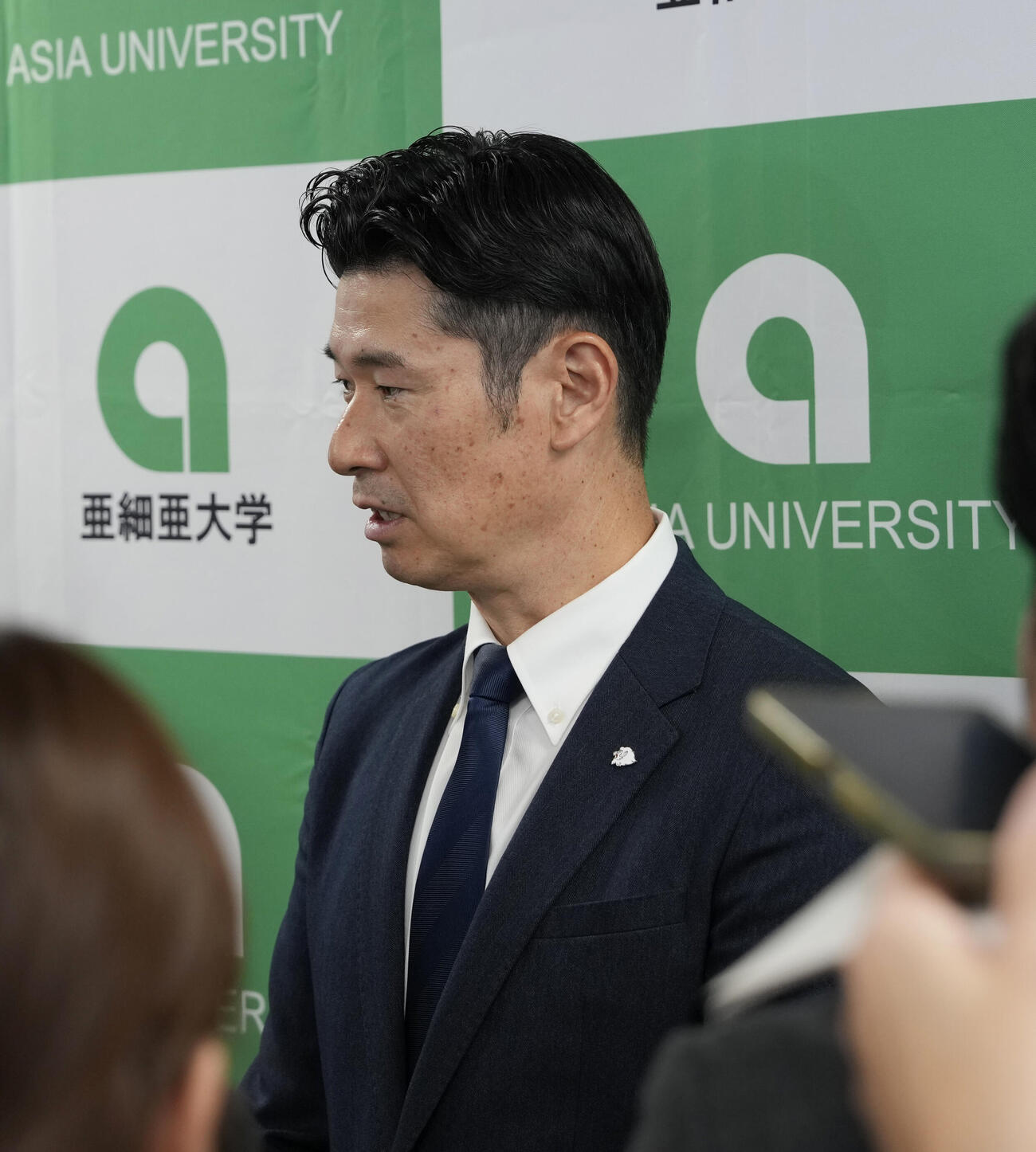 囲み取材に応じる西武広池浩司球団本部長（撮影・小島史椰）