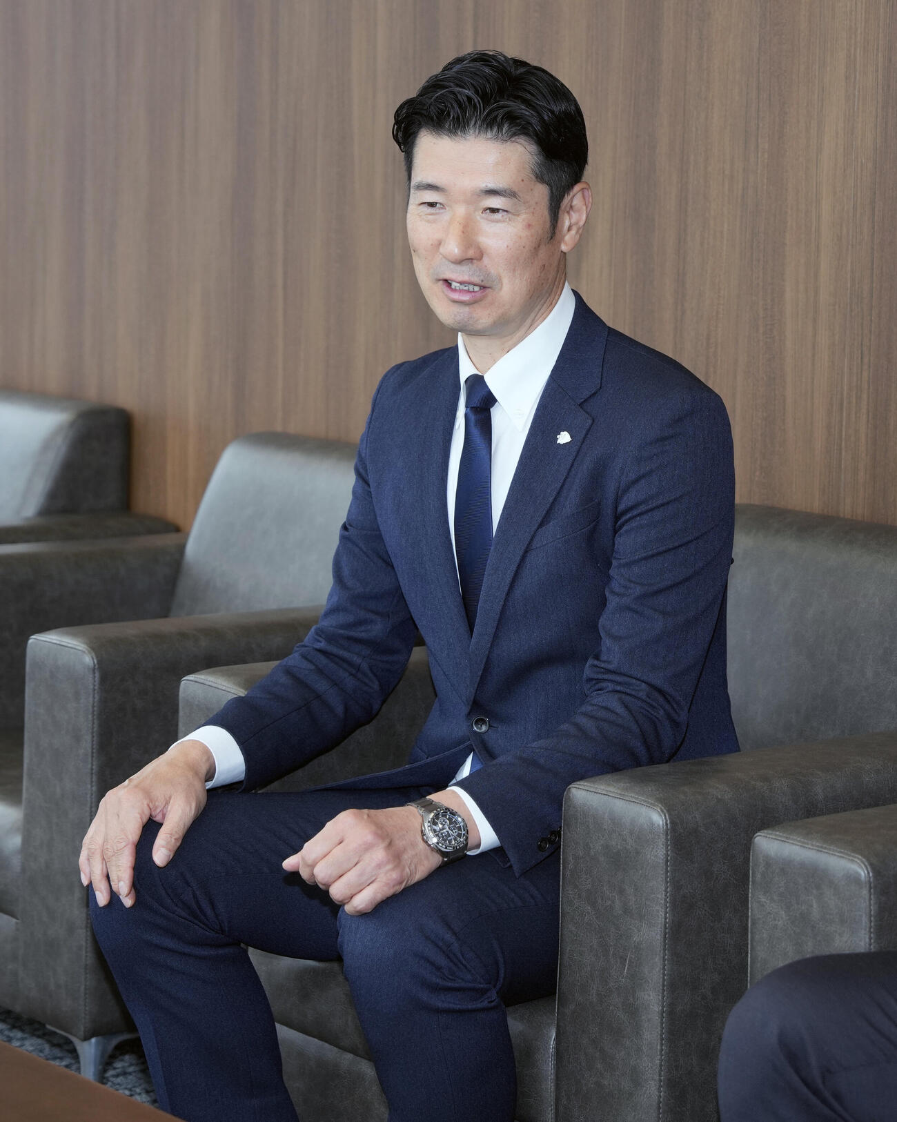 ドラフト1位の亜大・川尻啓人のドラフト指名あいさつに訪れる西武広池浩司球団本部長（撮影・小島史椰）