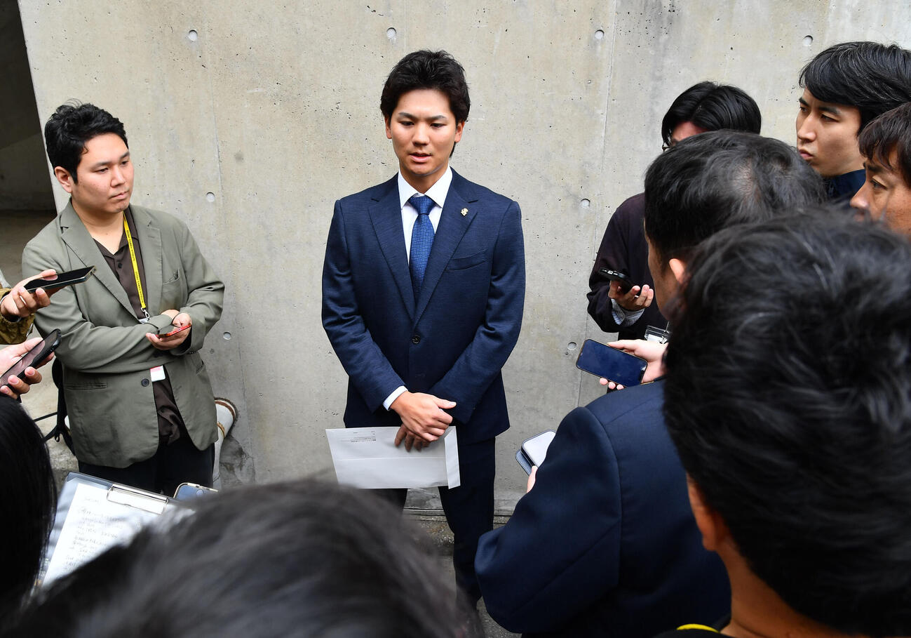戦力外通告を受け、囲み取材を受けるソフトバンク緒方理貢（撮影・岩下翔太）