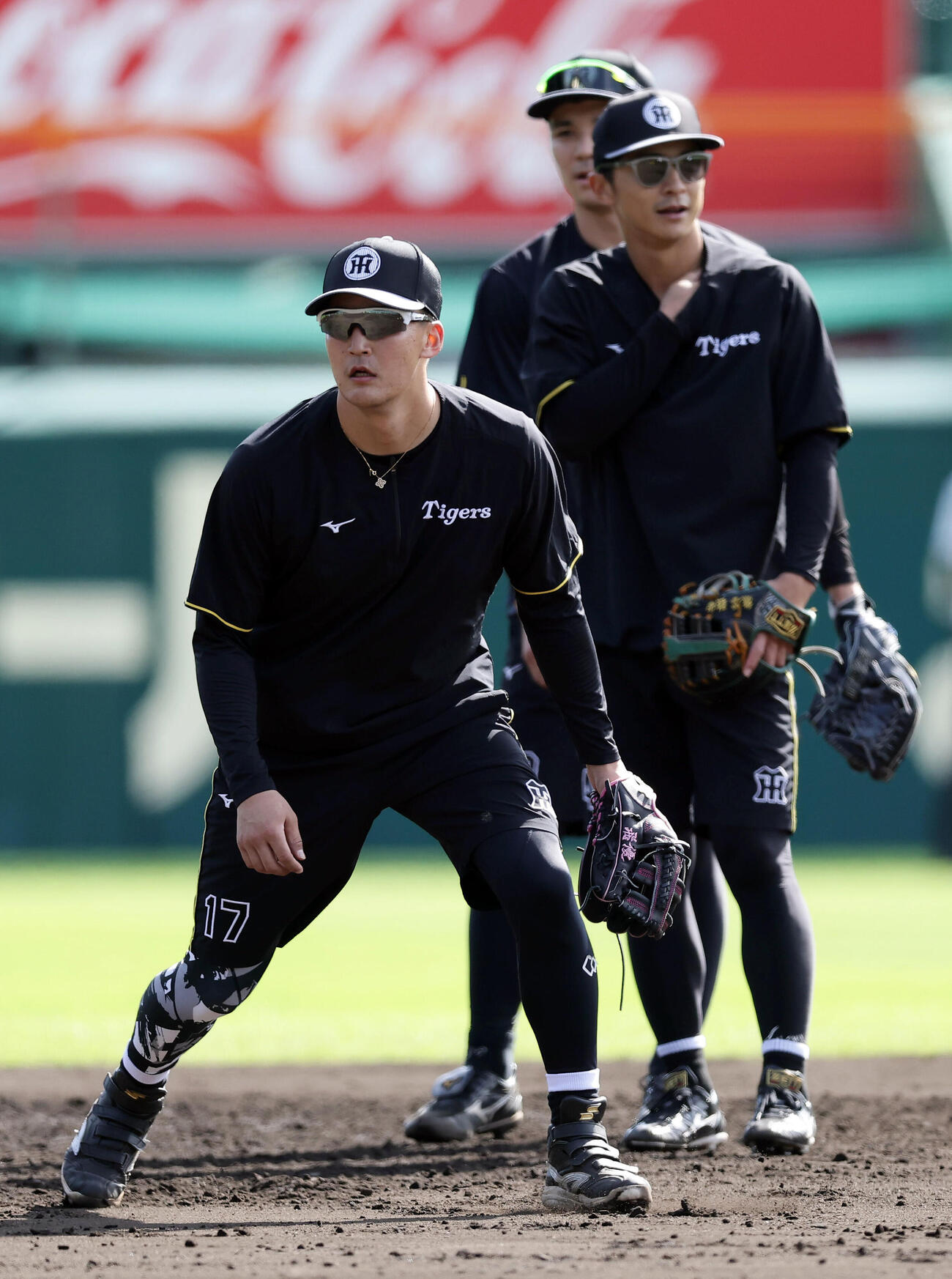 ノックを受ける阪神元山飛優（手前）ら（撮影・前田充）