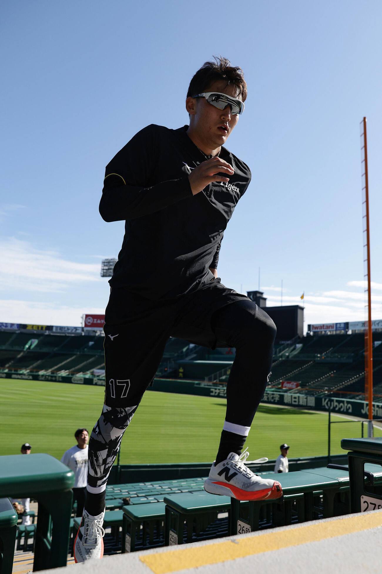 階段を駆け上がる阪神元山飛優（撮影・前田充）